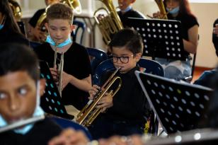 Joven toca Trombón
