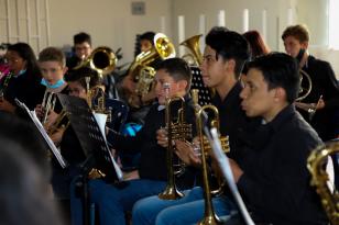 varios niños ejecutan instrumentos