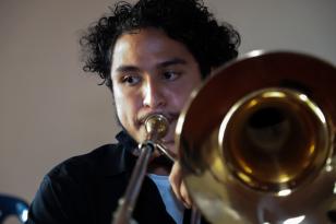 Joven toca Trombón
