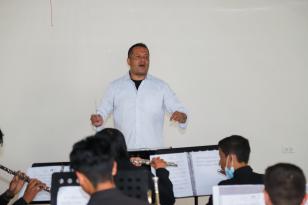 Director dirige orquesta