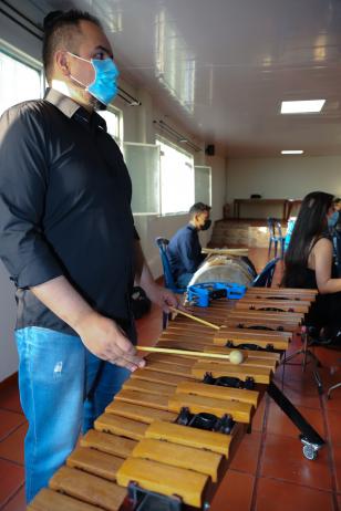 Joven toca marimba