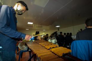 Joven toca flauta