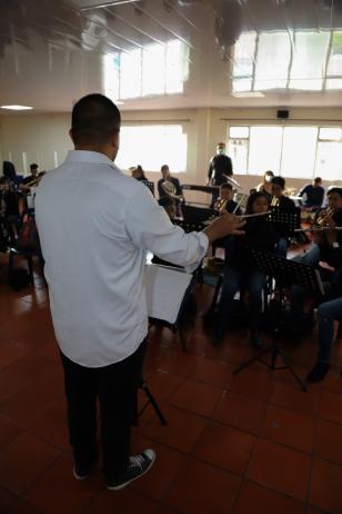 Plano general de músicos tocando sus instrumentos