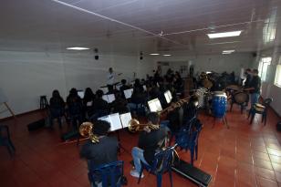 Plano general de músicos tocando sus instrumentos
