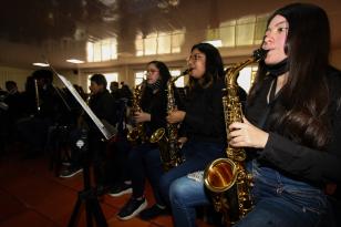Plano general de músicos tocando sus instrumentos