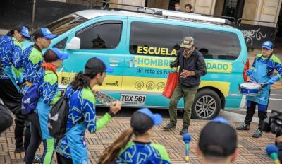 hombres tocando instrumentos